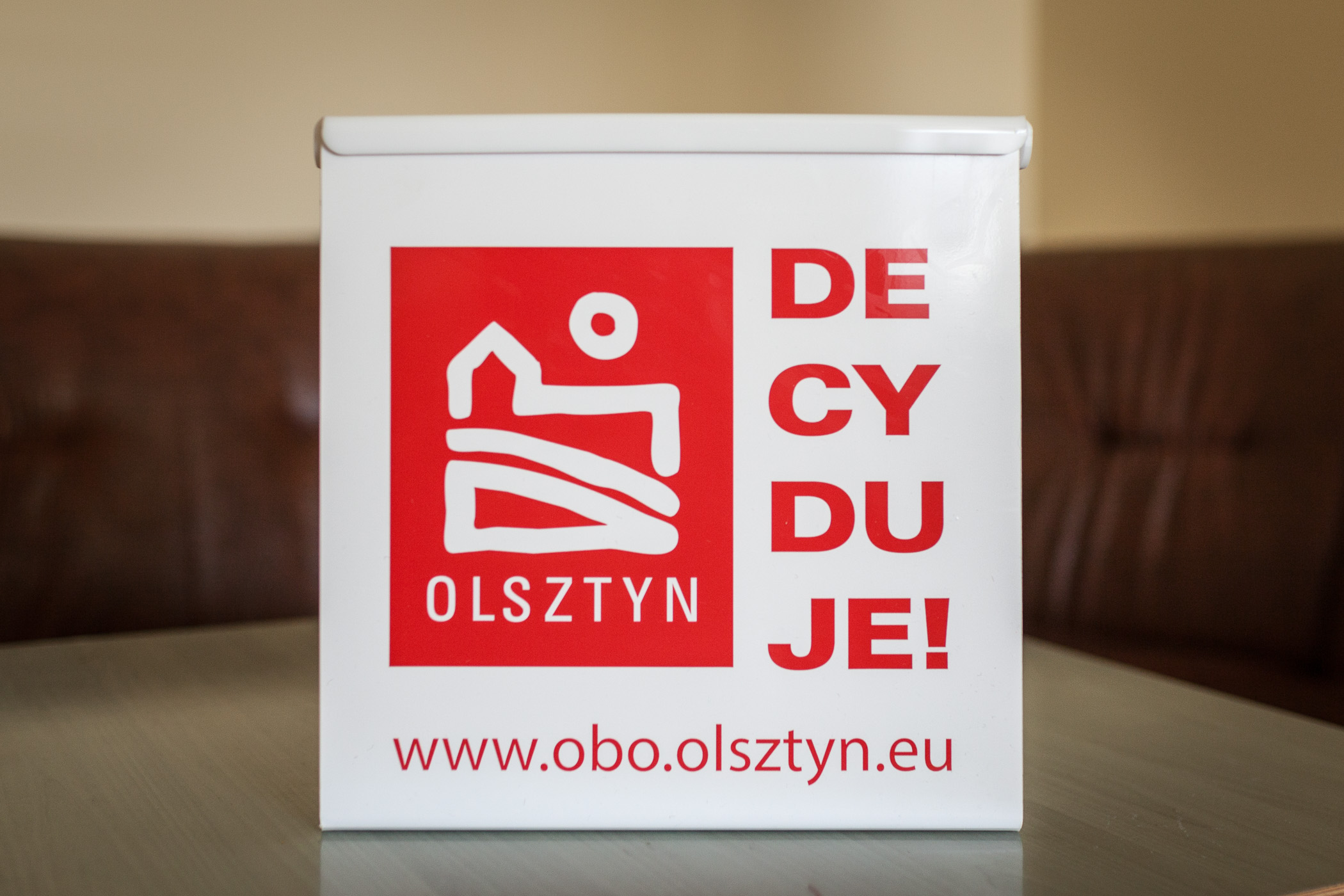 Urna na głosy z logo Olsztyńskiego Budżetu Obywatelskiego